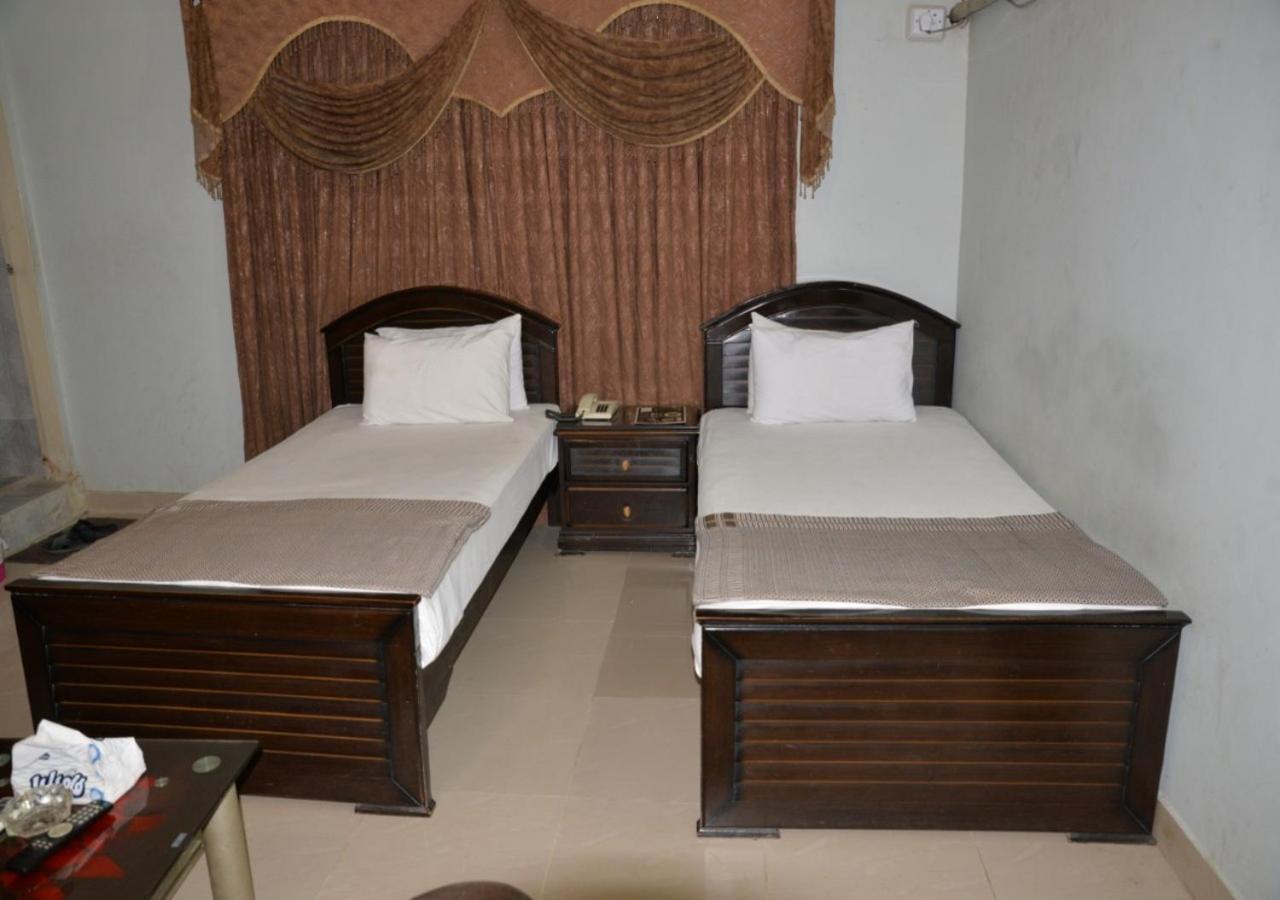 Step Inn Hotel Sukkur Екстер'єр фото