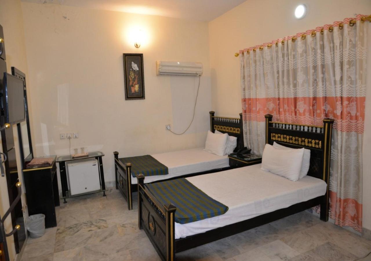 Step Inn Hotel Sukkur Екстер'єр фото