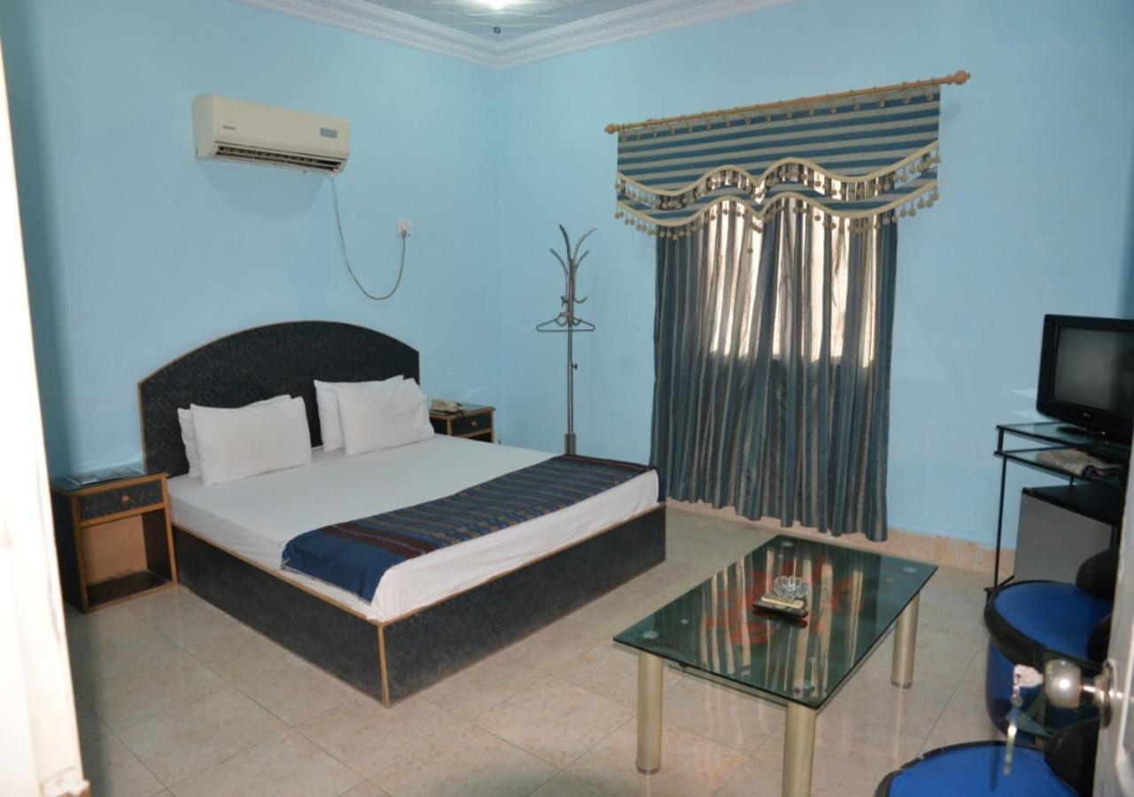 Step Inn Hotel Sukkur Екстер'єр фото