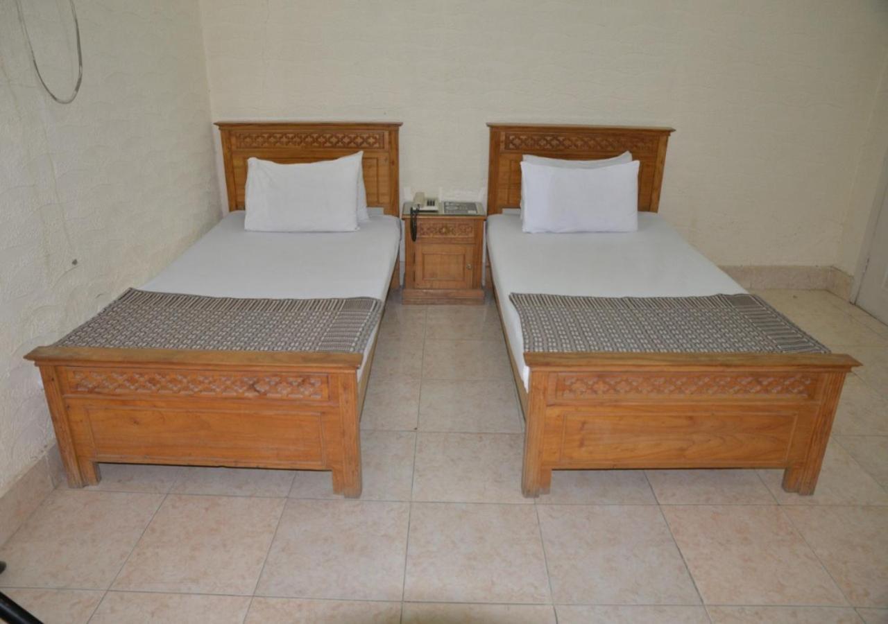 Step Inn Hotel Sukkur Екстер'єр фото